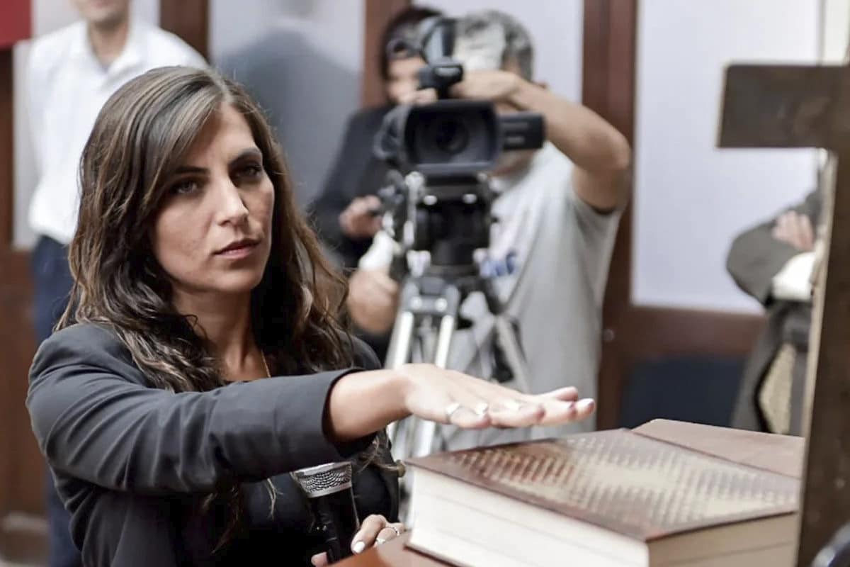 Paula Benavides no está sola la foto con su partido político Elintra