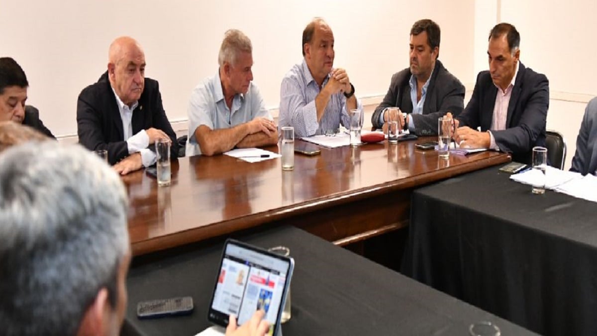 Ricardo Villada con senadores