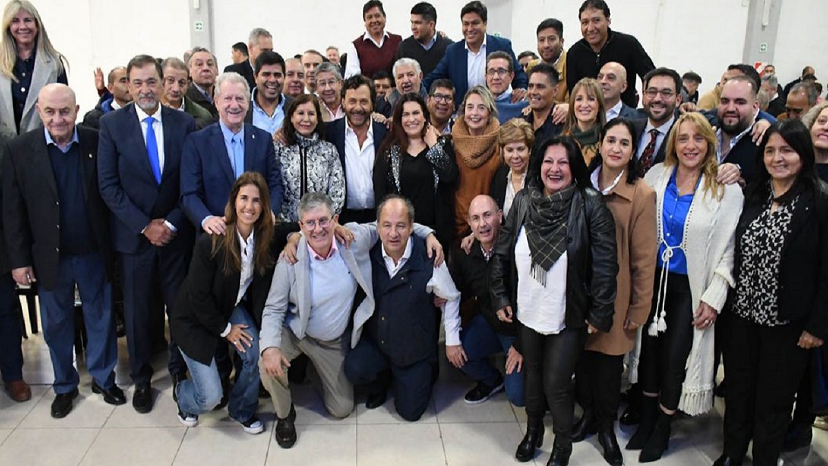 Gustavo Sáenz con legisladores