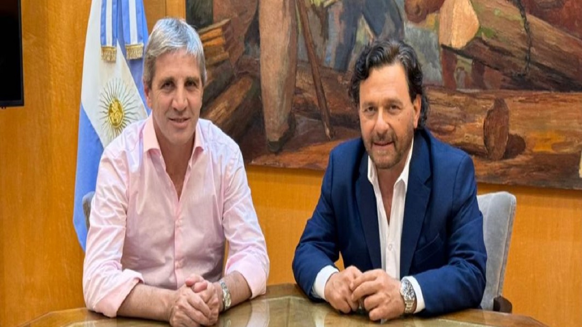 Gustavo Sáenz con Luis Caputo