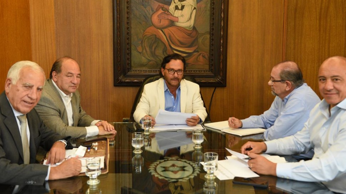 Marcelo Domínguez con funcionarios