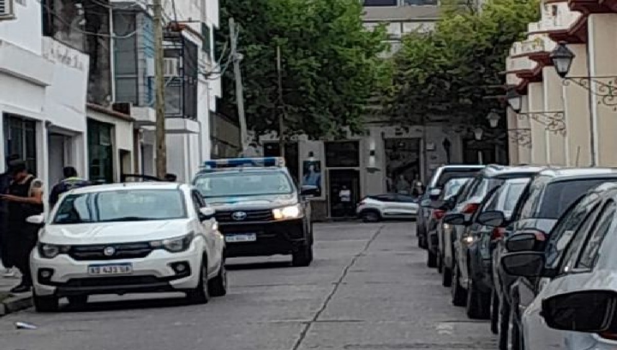 Auto abandonado en macrocentro
