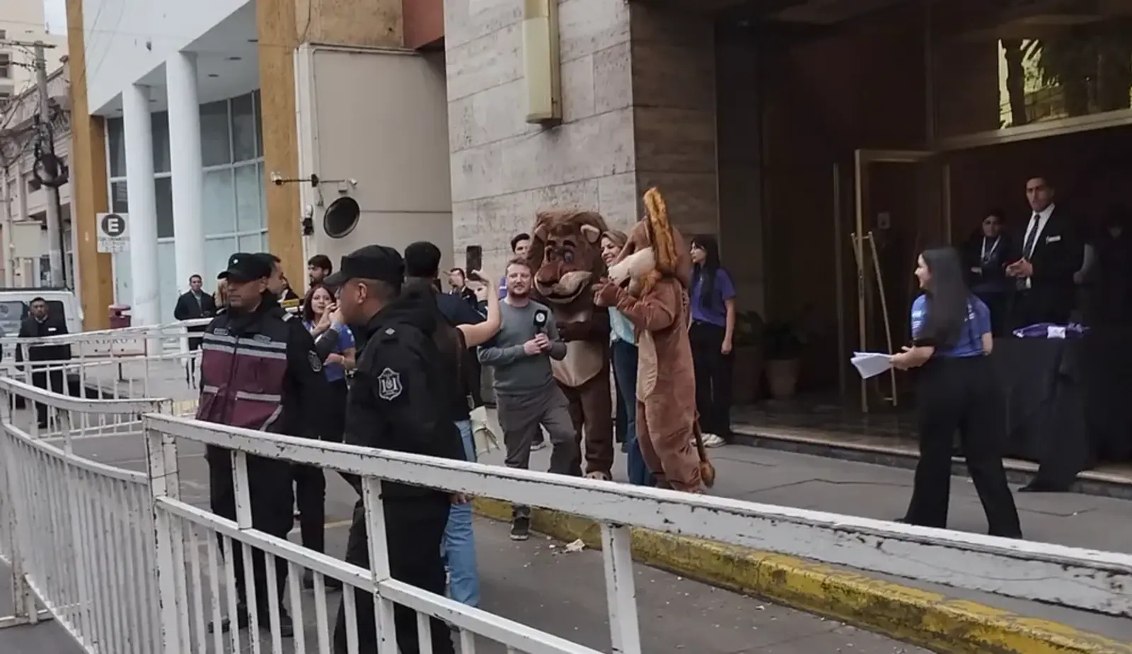 La Libertad Avanza en Salta: un congreso sin funcionarios que solo sirvió para atacar a la prensa